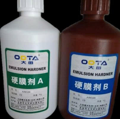 OOTA MB Emulsion Hardener, hóa chất đóng rắn khuôn, chất làm cứng keo chụp bản, dung dịch tăng độ bền khuôn, chất bảo vệ khuôn in lụa, hóa chất làm khuôn in. Chất đóng rắn khuôn OOTA MB Emulsion Hardener chai 1kg